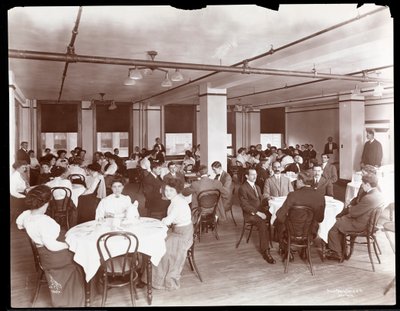 Vue des hommes et des femmes dînant dans une cafétéria chez Parke, Davis et Co., chimistes, Hudson et Vestry Streets, New York, 1910 - Byron Company